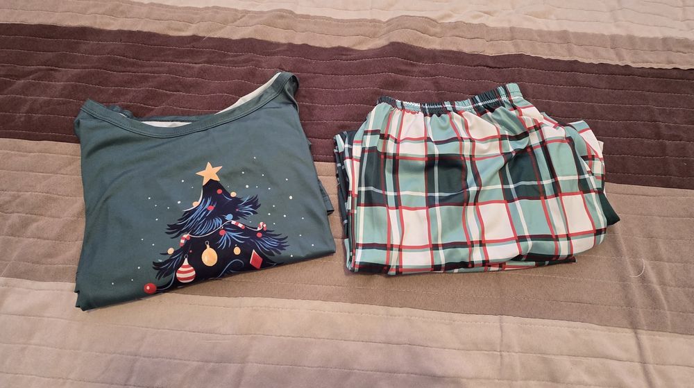 Set pijamale Crăciun damă/bărbați - mărime XL (damă) și S (bărbați)