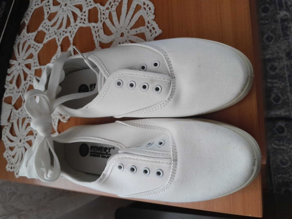 Teniși noi, unisex, 3 perechi, 3 culori - mărimi: 36 - 2 și 40 - 1