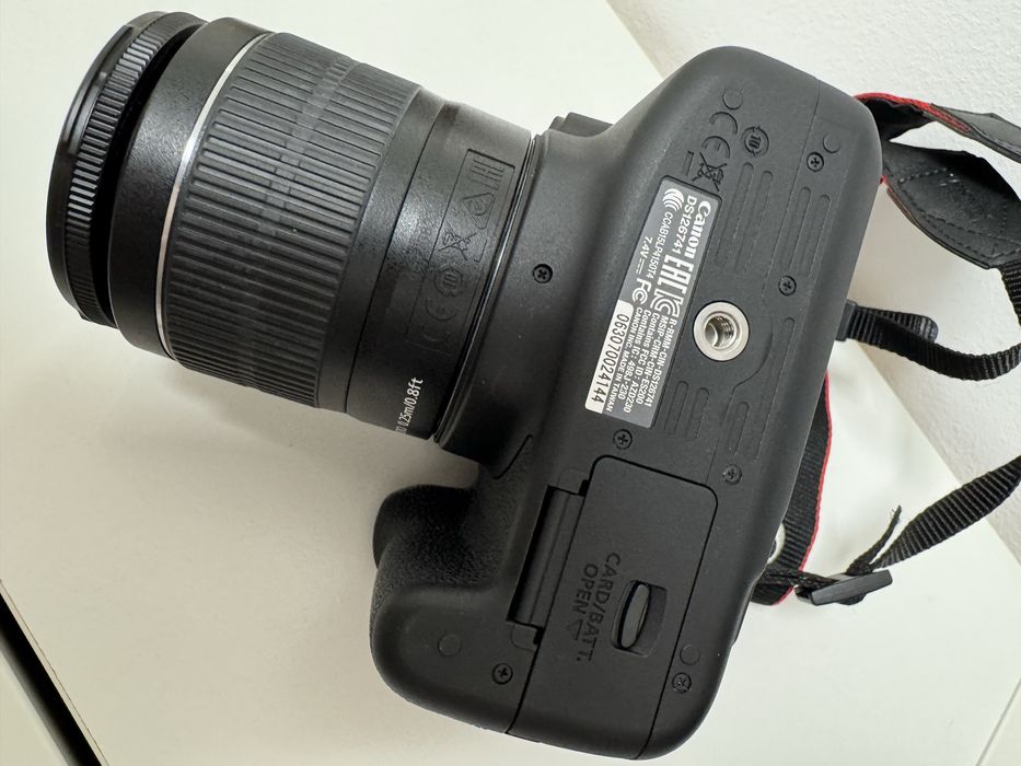 Aparat foto dslr canon eos 2000d