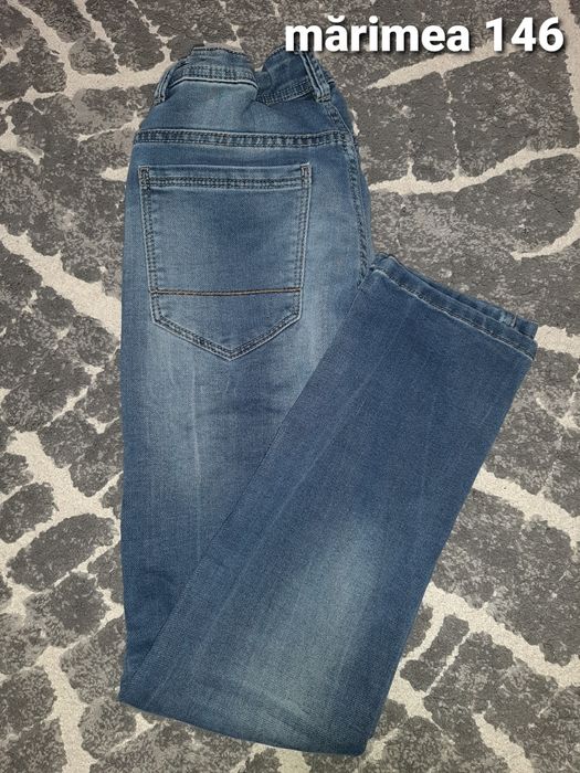 Pantaloni de blugi