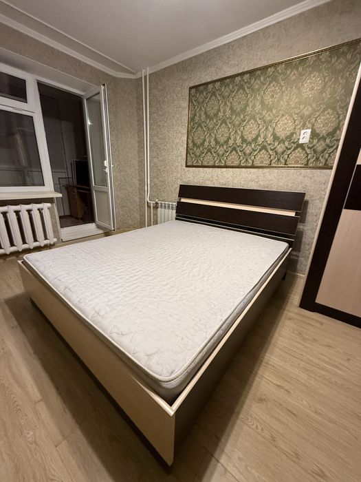 Продам двуспальную кровать с матрасом.     Продаю двухъярусню кровать