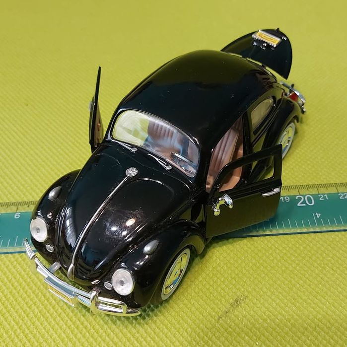 Метална количка Volkswagen Beetle. Цена: 40лв.