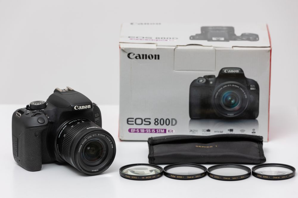 Canon EOS 800D + 4 макро лещи + 2 батерии и зарядно