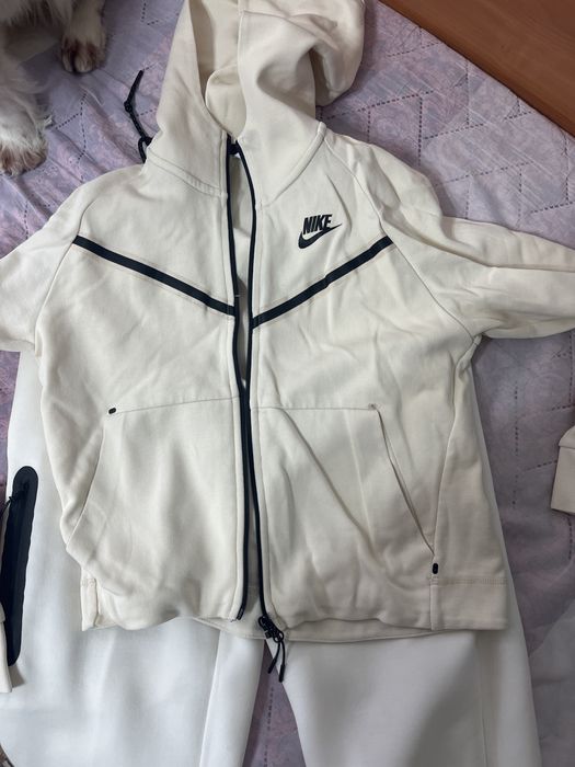 Екип на Nike Tech