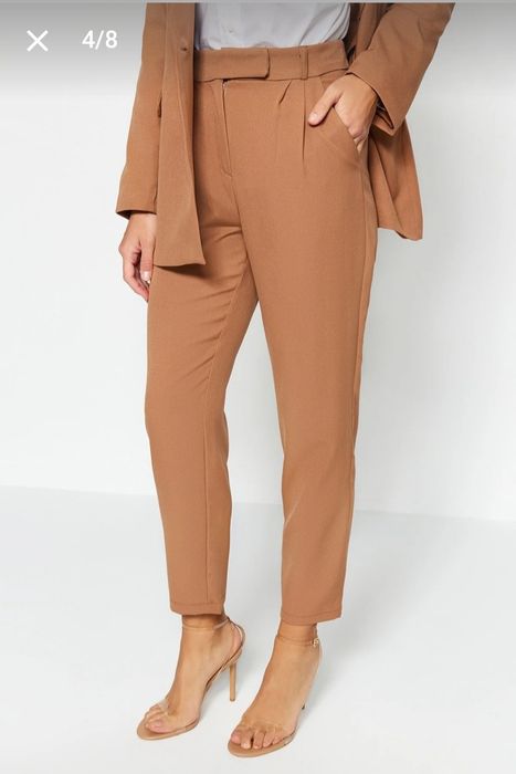 Елегантен дамски костюм- блейзър и панталон, каки/кафяв