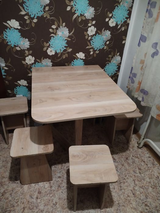Стол раздвижной со стульями