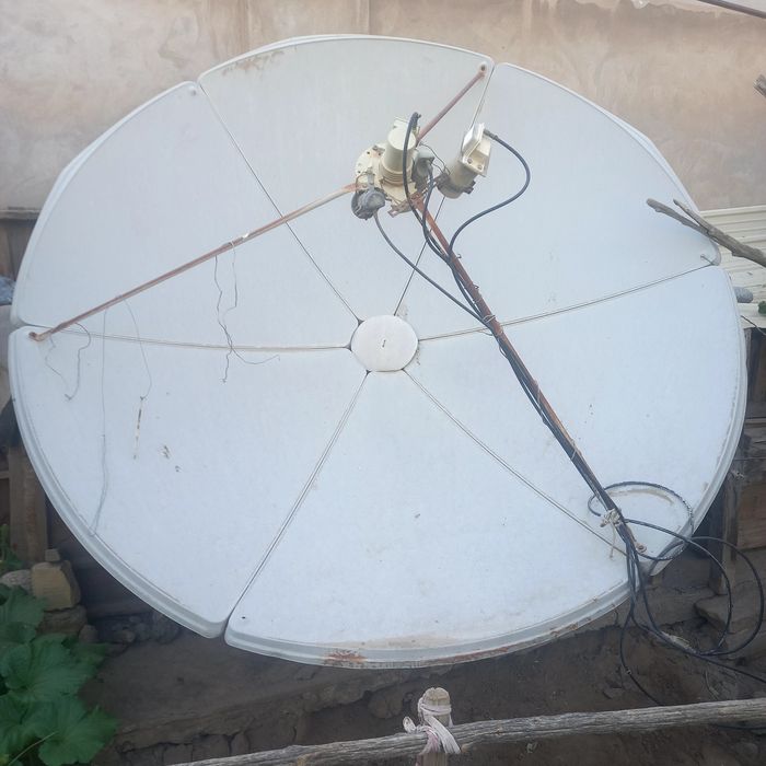 Продаётся спутниковая антенна большого размера с четырьмя головками .