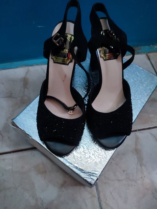 Продам туфли босоножки