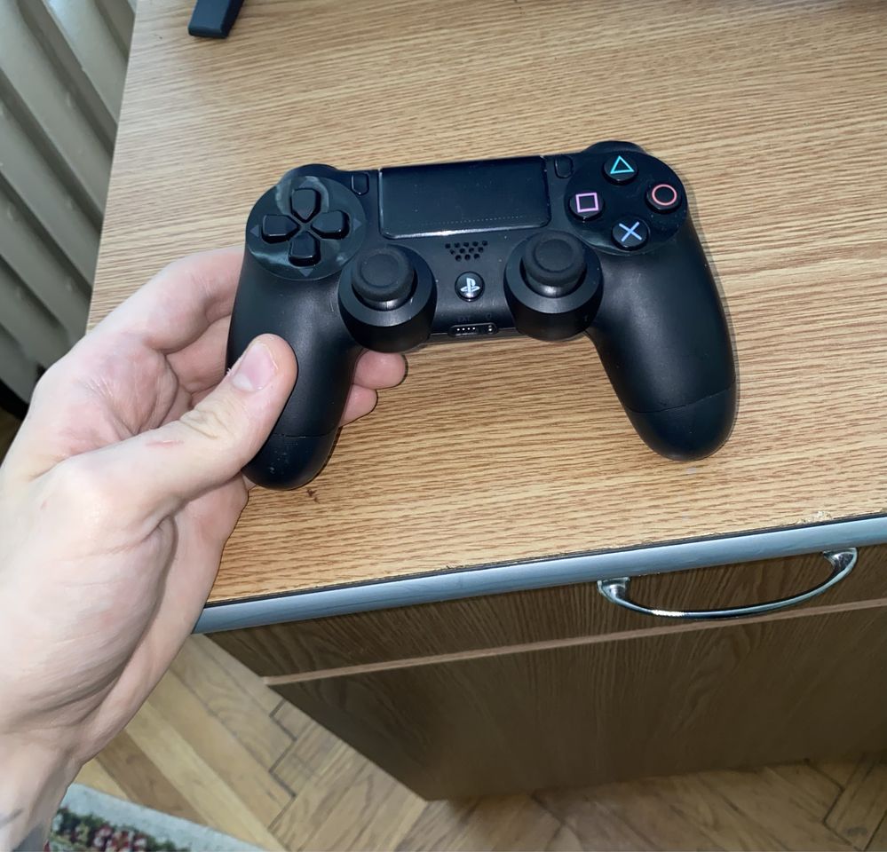 Vând PlayStation 4