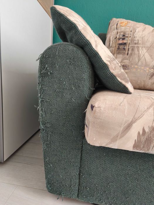 Двуместен диван в зелено