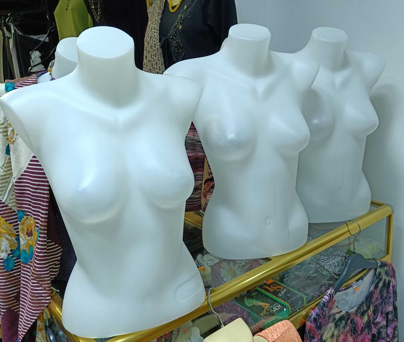 Продавам луксозно търговско оборудване за дрехи и обувки