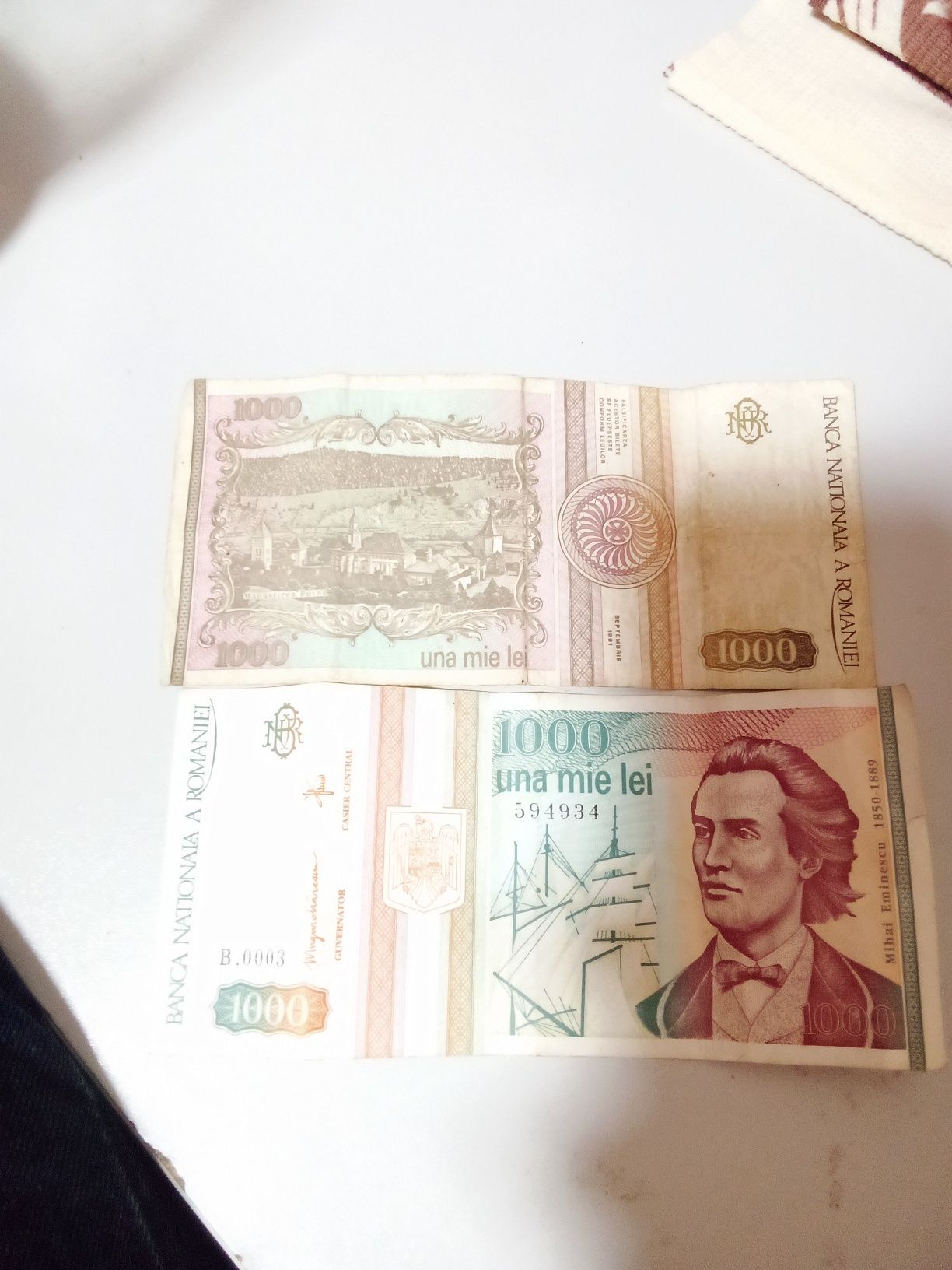 Doua bancnote de 1000fiecare de eminescu ambele la aceleași  preț