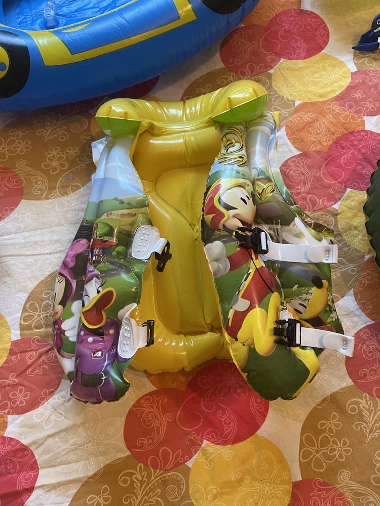 Лодка, жилетка, играчки за пясък
