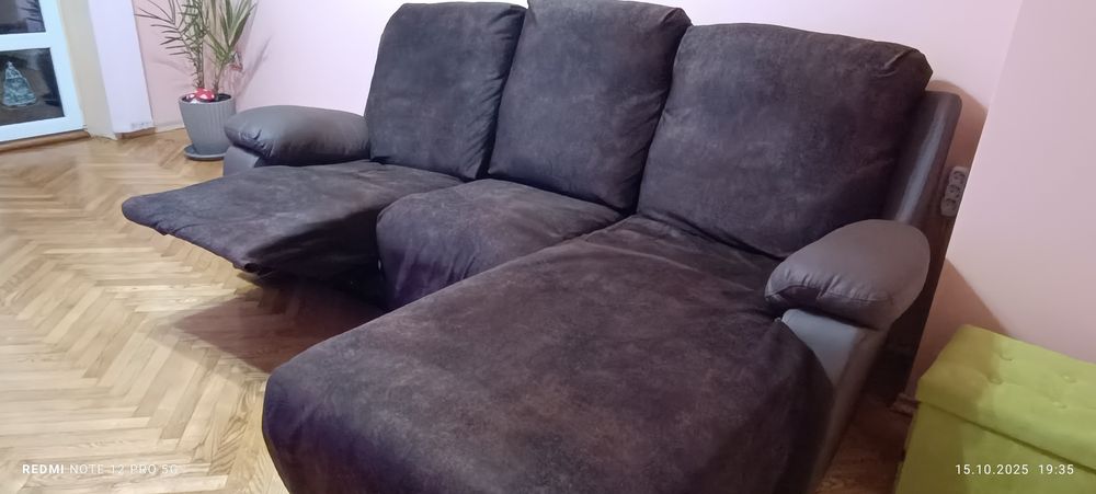 Продавам диван с реклайнер