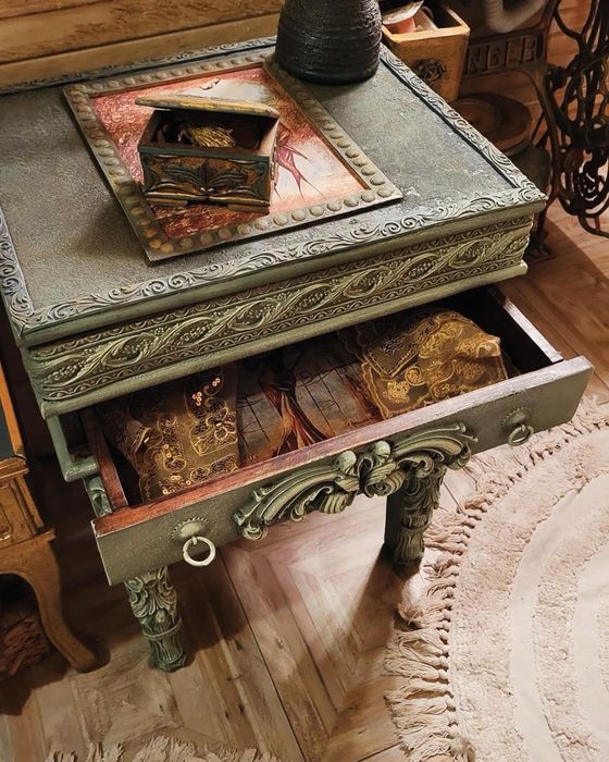 Тоалетка с богати орнаменти