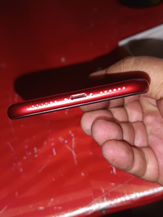 Продавам телефон iPhone 11 XR, red  64GB model  A 2105
