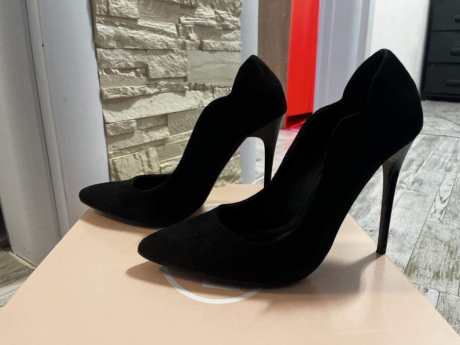 Черни велурени токчета