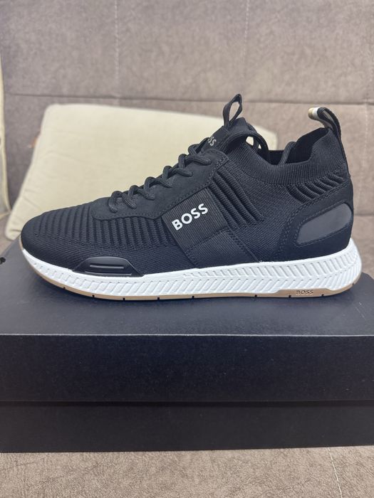 Продаю мужские кроссовки boss (оригинал)