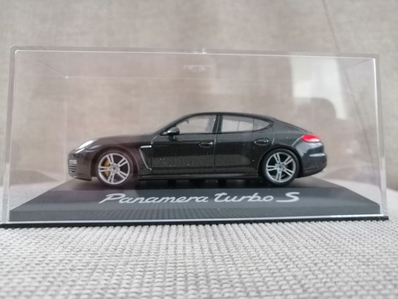 Vand machete Porsche Panamera MK1(gen I) alb, gri și negru, 1/43