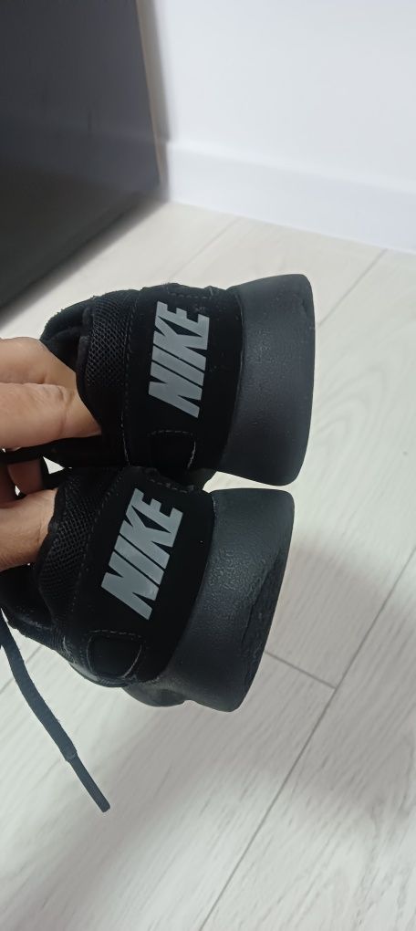 Adidași     Nike