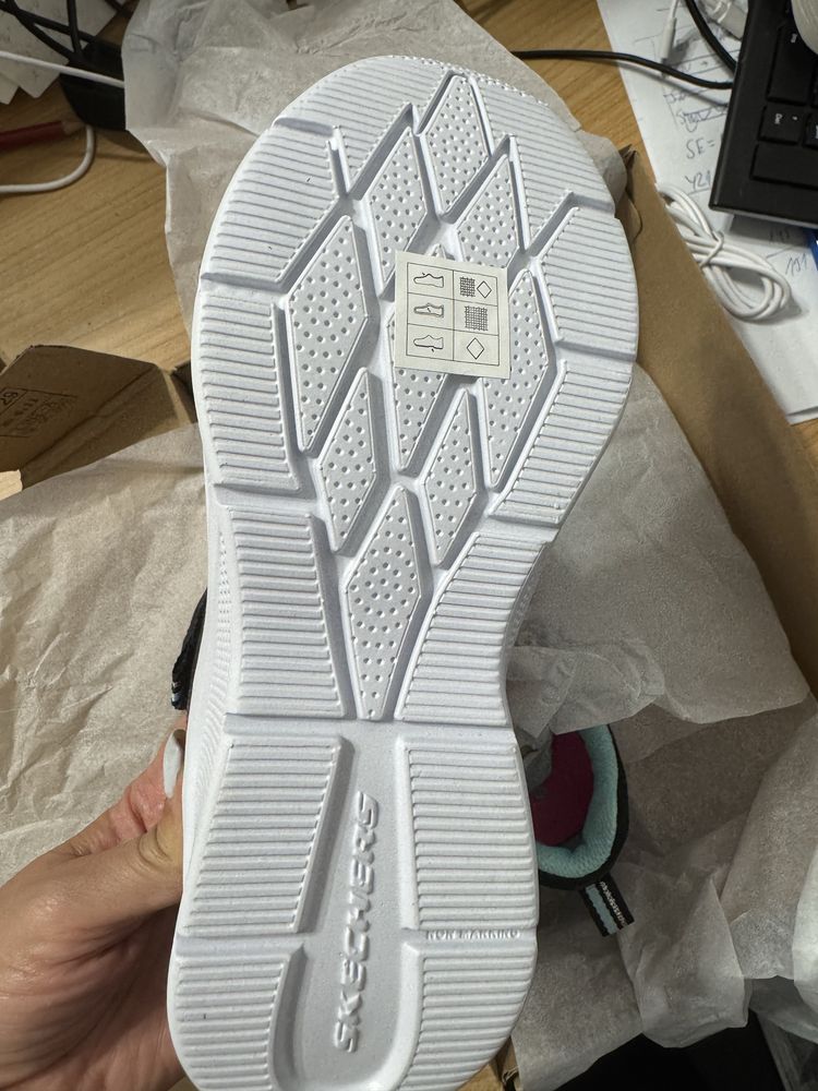 Чисто нови детски маратонки Skechers