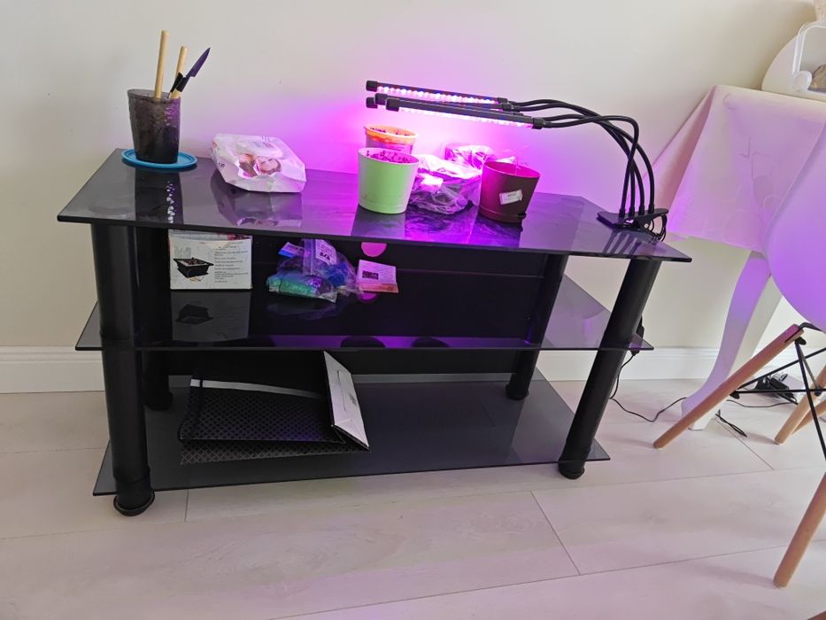 Продается столик под телевизор