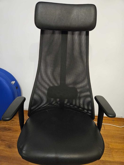 Scaun birou (IKEA, JÄRVFJÄLLET) rotativ cu brațe, Glose negru