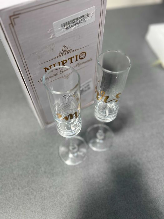 NUPTIO – Комплект от 2 чаши за шампанско Mr & Mrs, златно гравирани