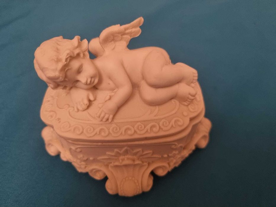 Vand cutie bijuterii aspect marmura, alba, detalii sculptate fin