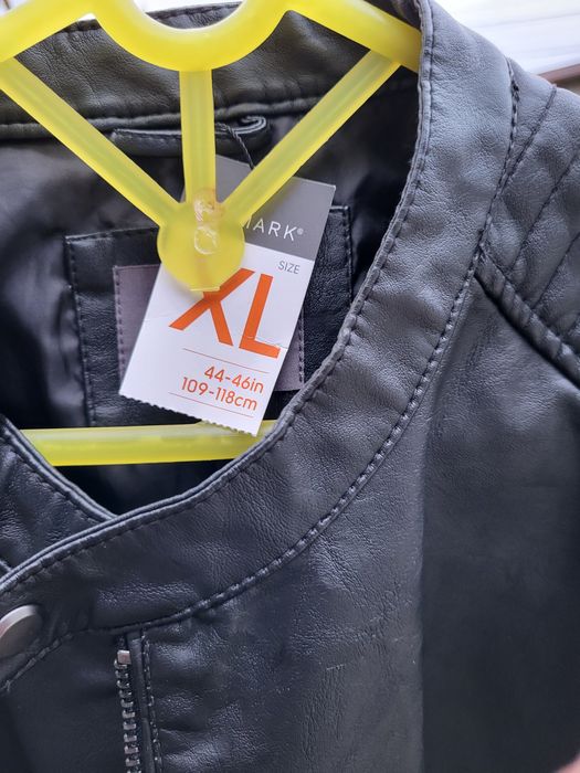 Vând geaca bărbătească, imitație de piele .culoarea negru.masura XL.