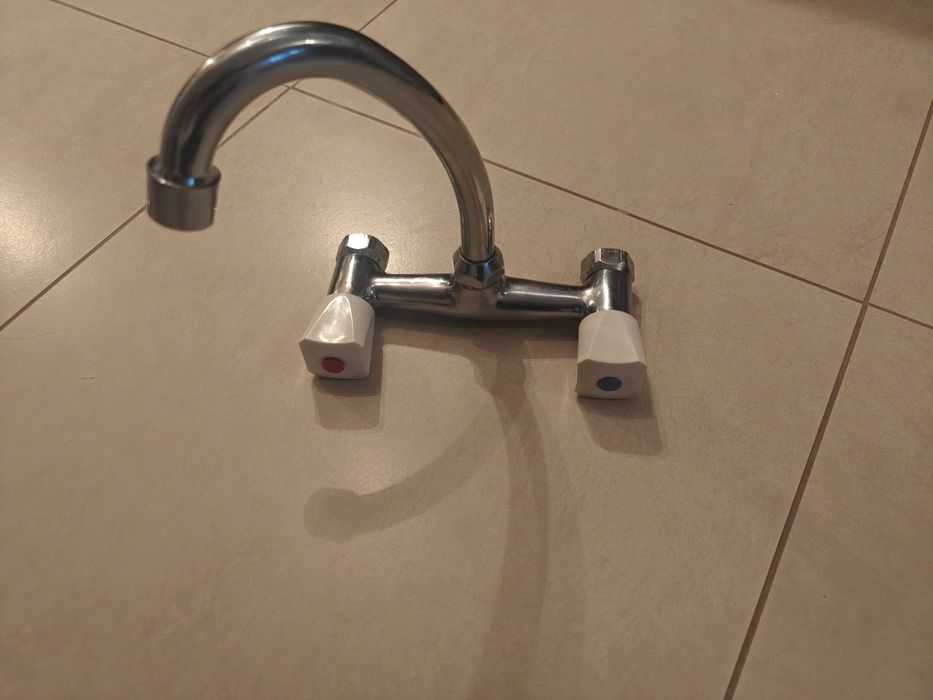 Продавам 3 броя смесители за кухня и баня