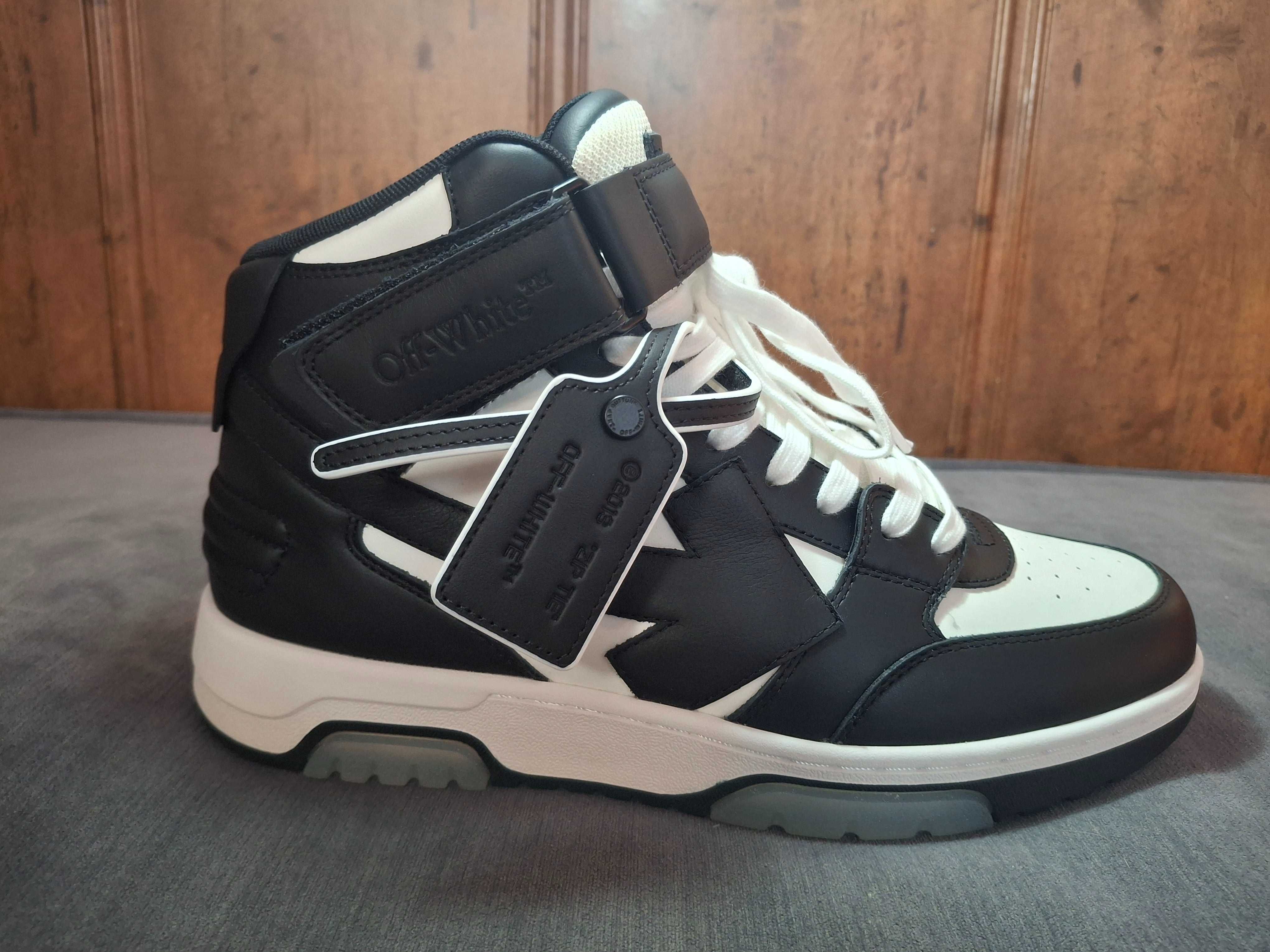 Off-White
Out Of Office mid-top sneakers; 700 лева; 44-ти номер
