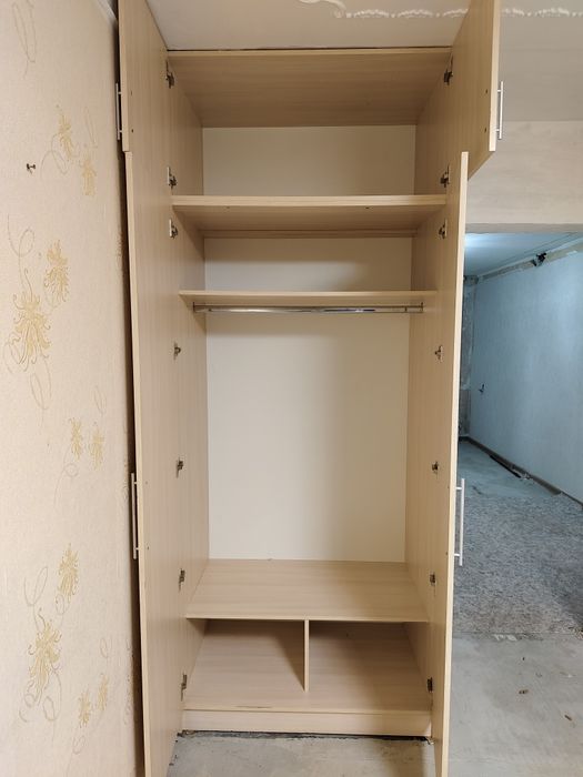 2 больших шкафа.