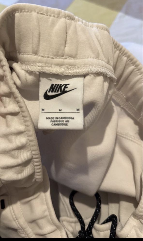 Pantaloni nike tech