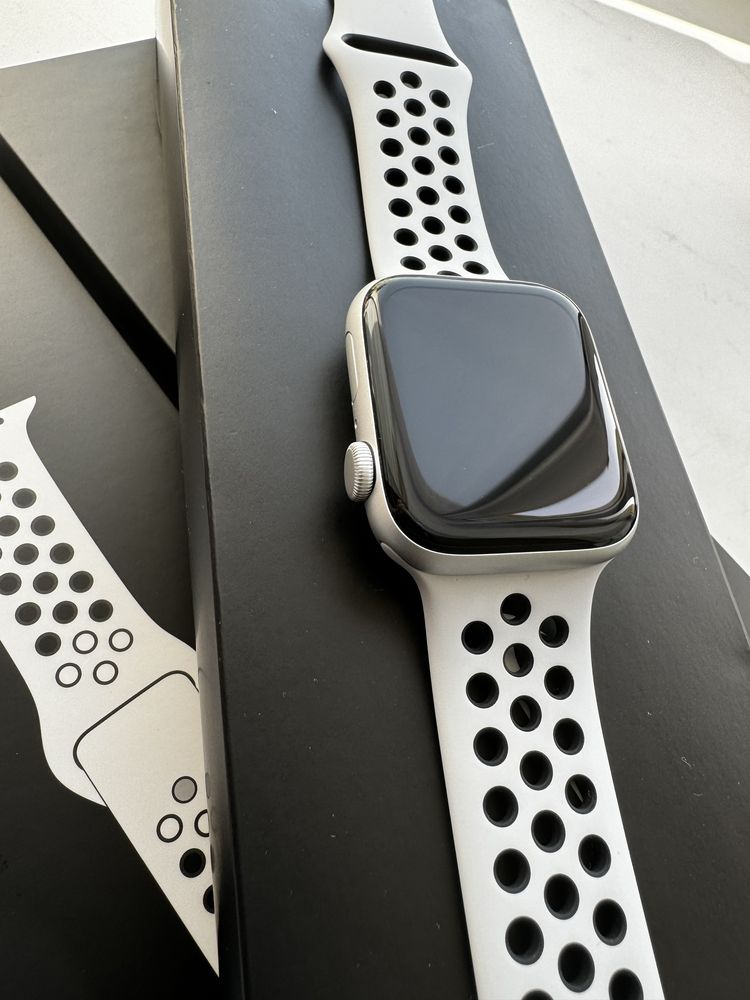 Смарт-часы Apple Watch Nike SE 44 мм серебристый