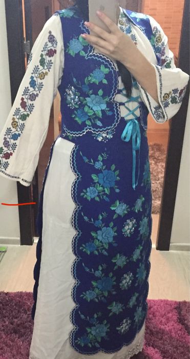 Costum popular stilizat impecabil