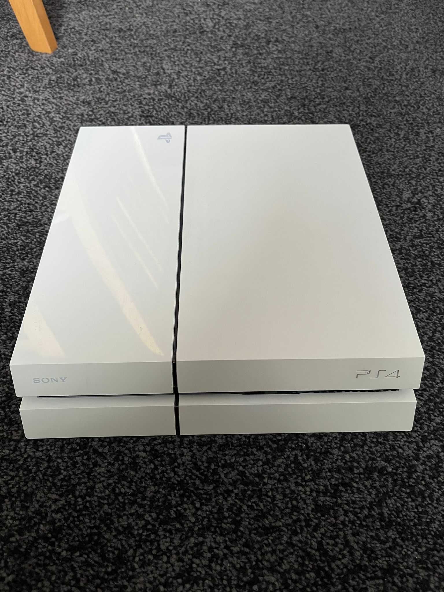 Playstation 4 с 2 Контролера и 3 Игри
