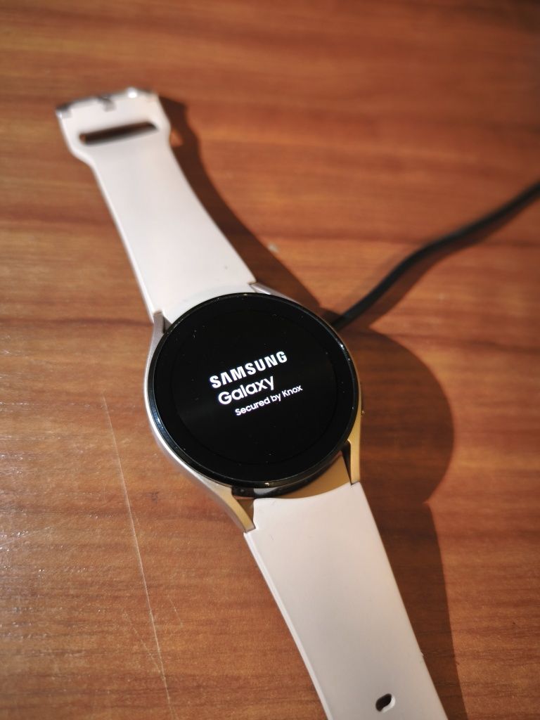 Часы Samsung Watch 4