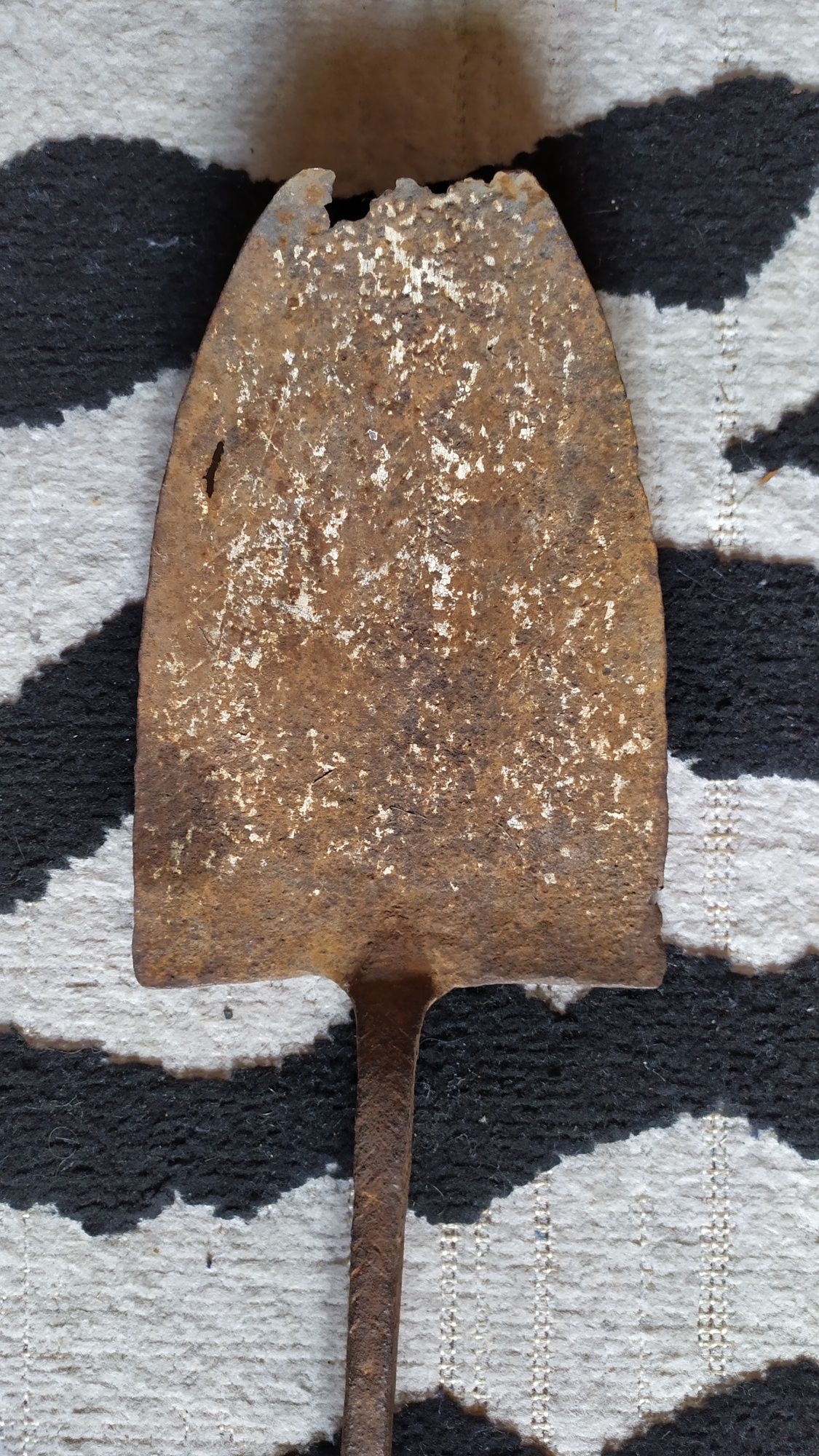 Продавам стара желязна лопата за пещ.