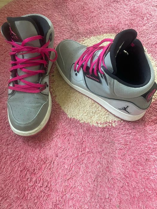 Adidas dama nike