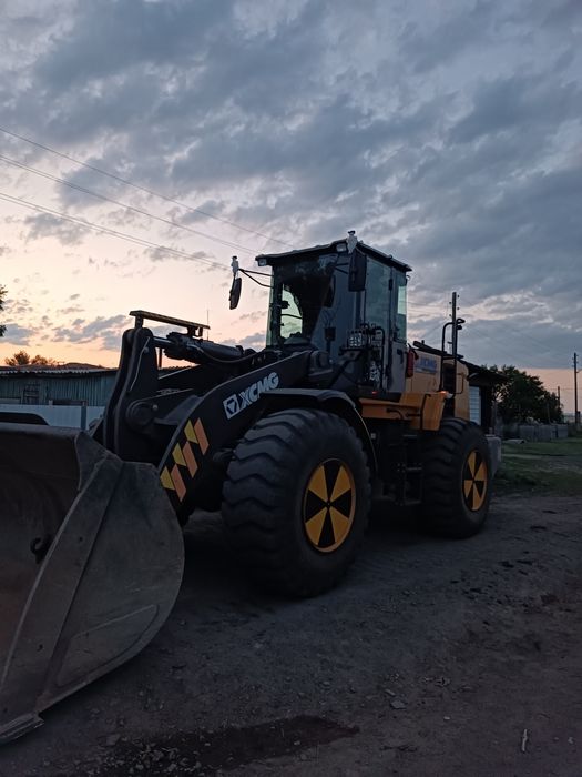 Услуги погрузчика.  Аренда погрузчика.  Чистка снега. 3куба  2куба