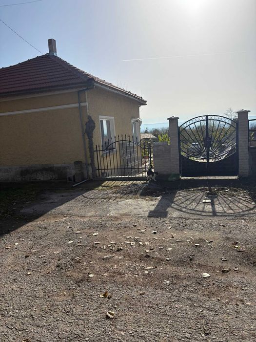 Продава се къща с.Макариополско