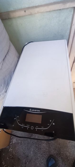 Vând centrala termica ariston genius one