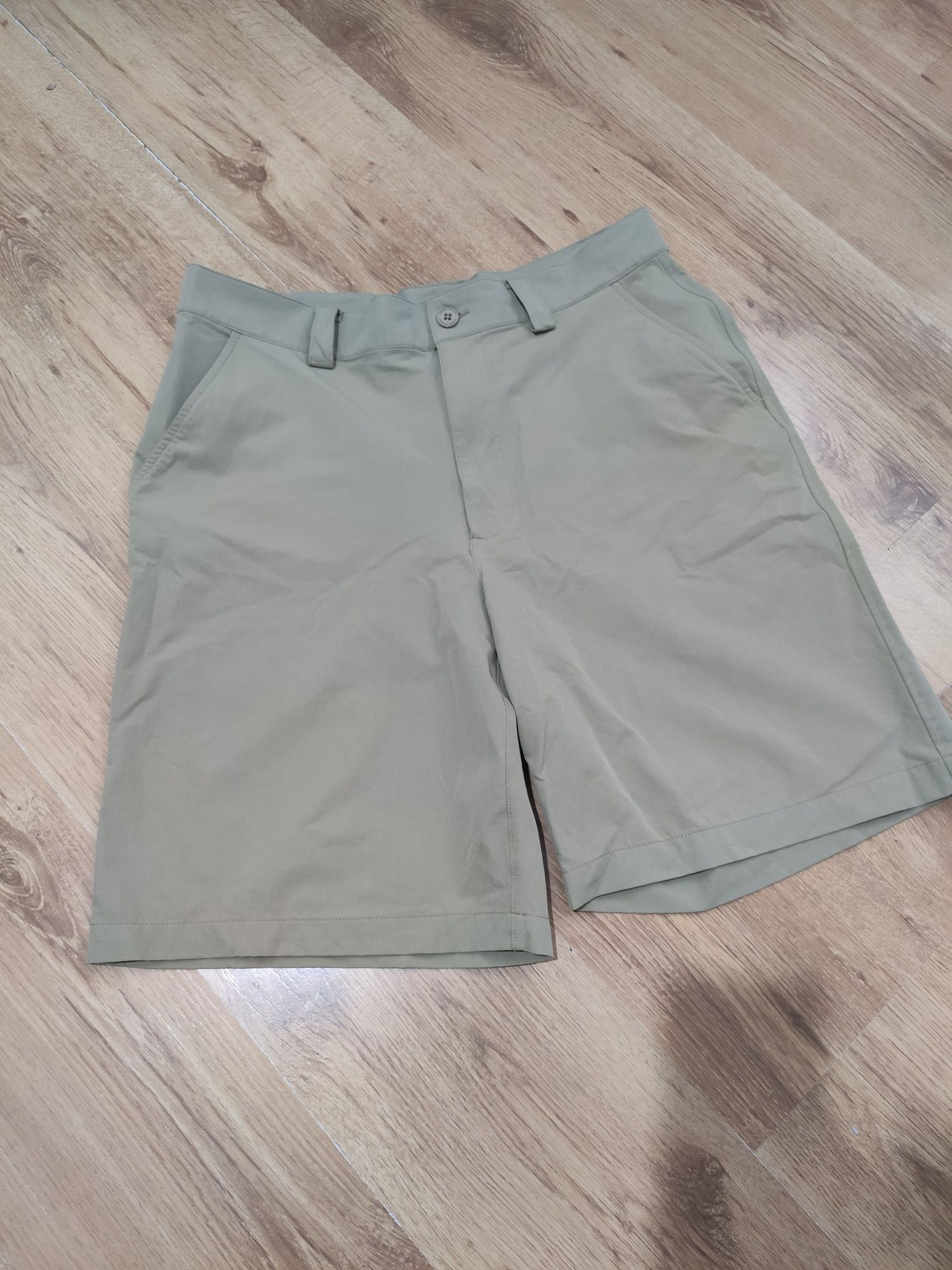 Pantaloni scurți Under Armour elastici mărimea 34