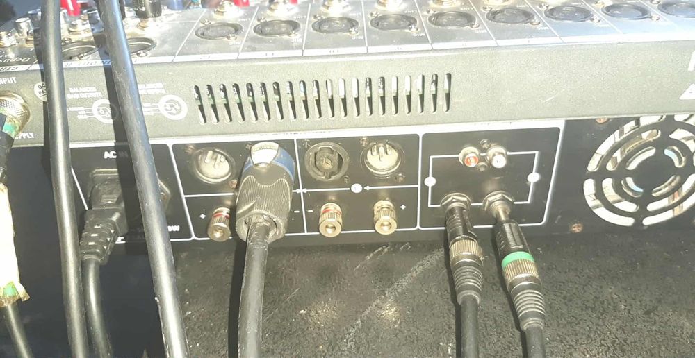 Vând boxe cu amplificator cu tot firele
