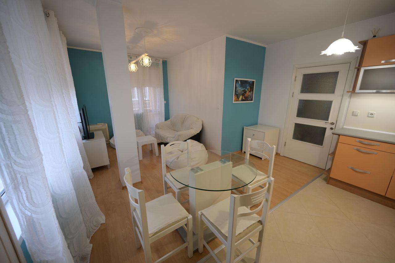 Дава се под наем Тристаен апартамент в Пловдив, Кючук Париж - 90 кв.м за 425 € - Снимка #2