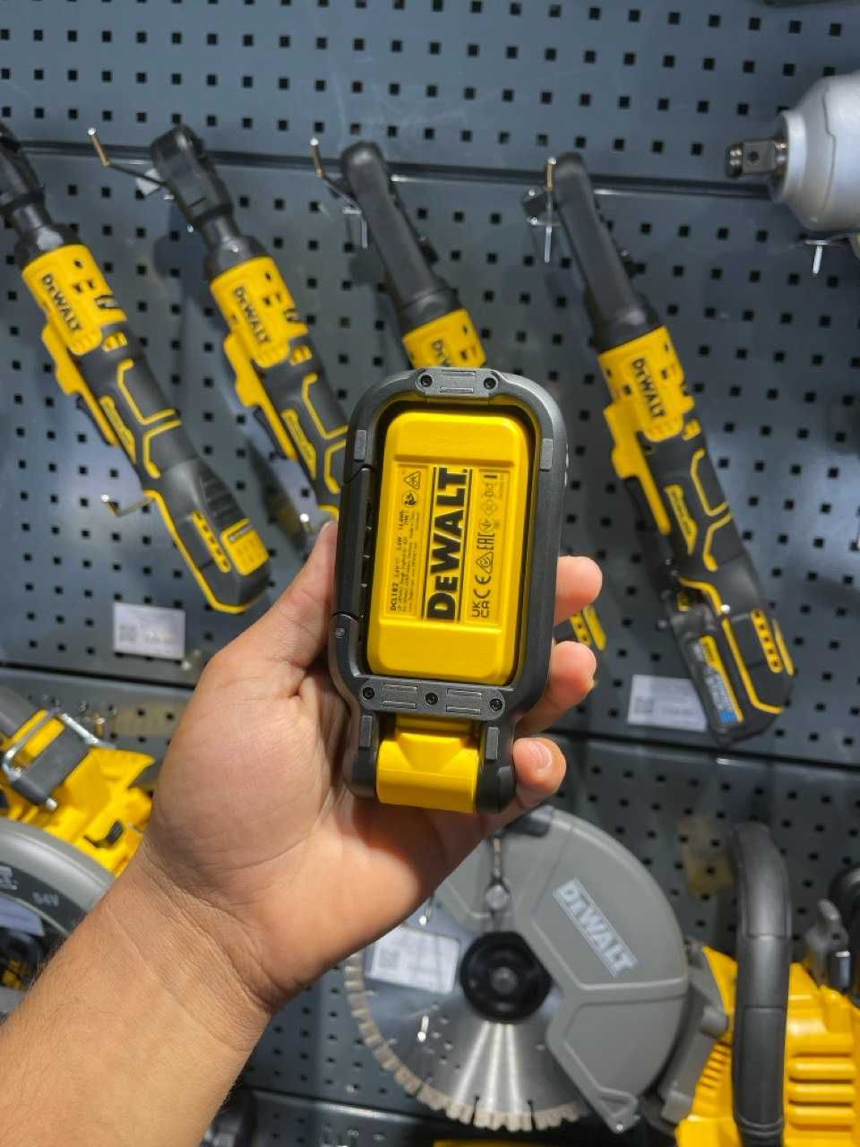 Аккумуляторный фонарь DeWalt DCL182-XJ