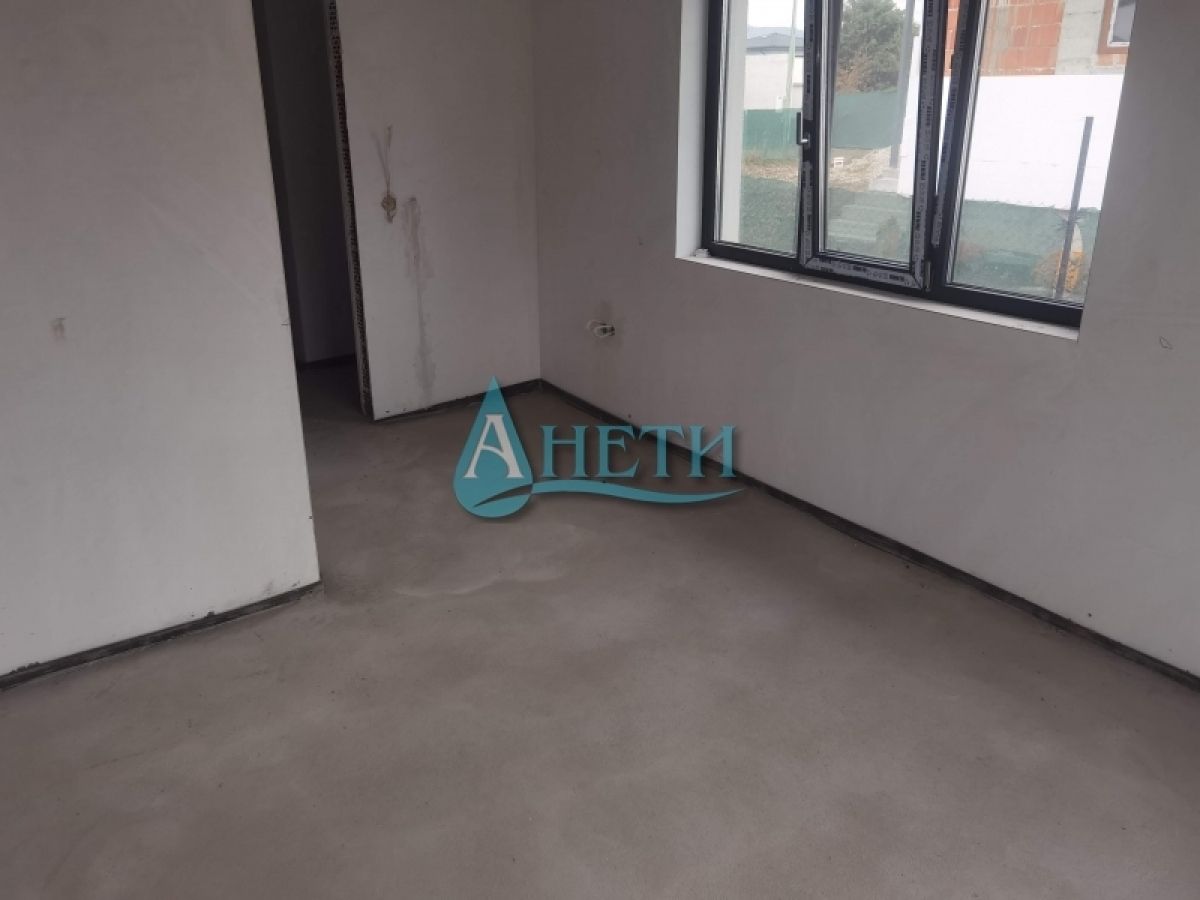Едноетажна къща 160 м2 с двор в гр.Костинброд, кв.Зора. Отлична