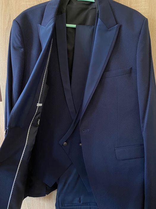 Мъжки костюми в тъмно син