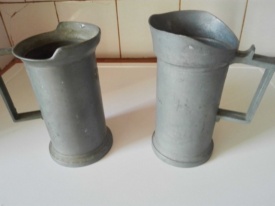 Две метални бирени халби и антикварна маша за коса .